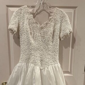 Vintage Elegant White Floral Lace Dress with Train